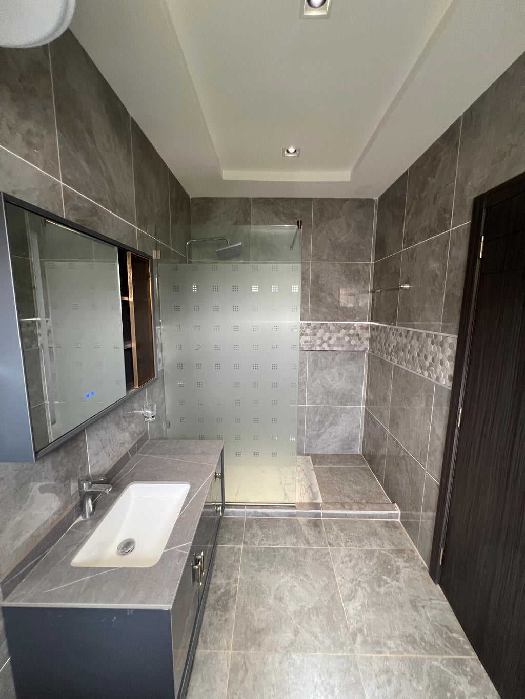 Résidence California – Immeuble R+5 (Aux Almadies) Vente exclusive de l’immeuble entier
	•	Prix : 5Milliards
