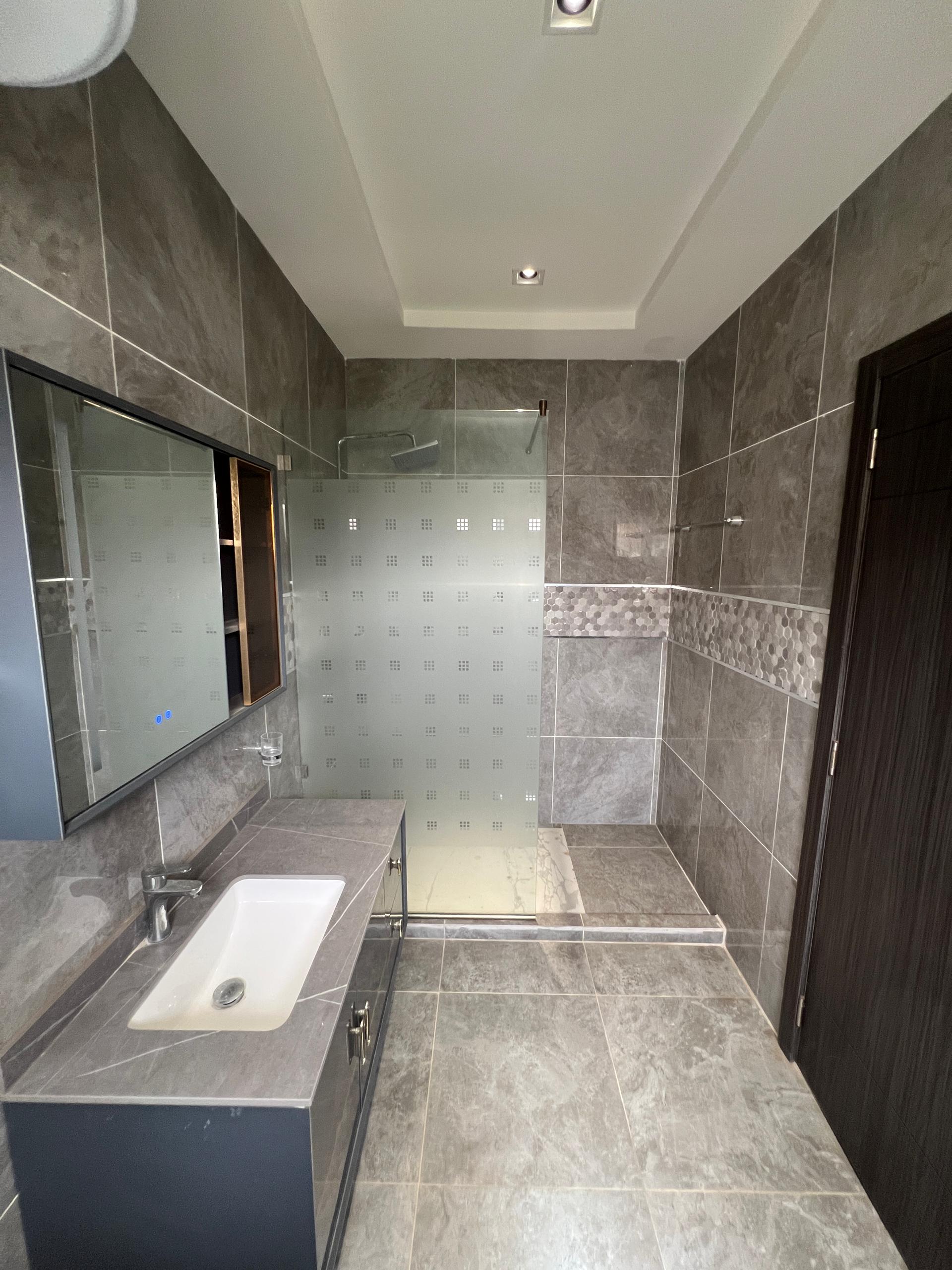 Résidence California – Immeuble R+5 (Aux Almadies) Vente exclusive de l’immeuble entier
	•	Prix : 5Milliards