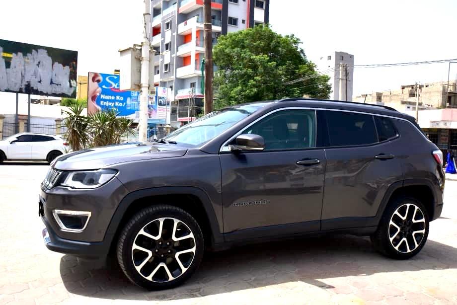 🔘 Marque JEEP 
🔘modèle Compass 
🔘Année 2017
Limited 
🔘Transmission Automatique 
🔘Carburant Diesel ⛽️ 
Moteur 4cylindres  
Caméra de recul redar avant arrière salon intérieur cuir full options toit ouvrant 
Climatisation bizone, mode eco 
commande au