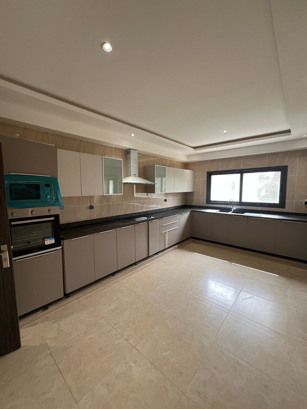 Résidence California – Immeuble R+5 (Aux Almadies) Vente exclusive de l’immeuble entier
	•	Prix : 5Milliards