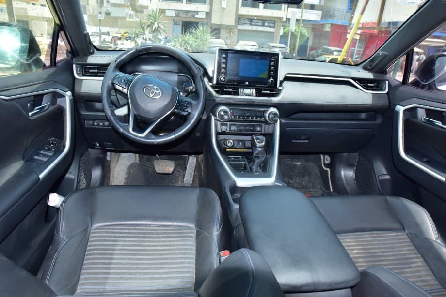 🔘 Marque Toyota
🔘modèle RAV4 
🔘Année 2021
Kilomètres 69260
🔘Transmission Automatique 
🔘Carburant essence hybride ⛽️ 
Moteur 4cylindres  
Caméra de recul redar avant arrière salon intérieur cuir full options toit panoramique 
Climatisation bizone.