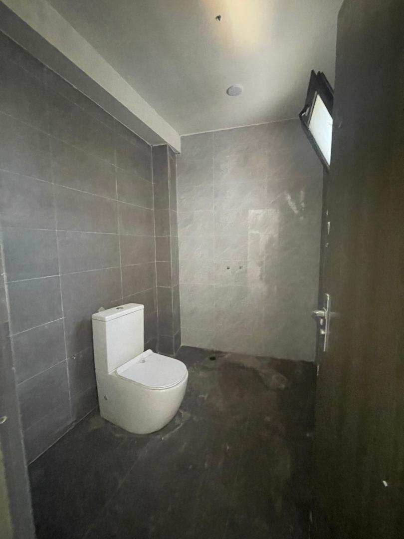 Salam aleykoum,
Opportunité rare à saisir à Cité Keur Gorgui 
Immeuble Almakhtoum R+12 composé de :
• RDC + mezzanine
• 11 niveaux de plateaux de bureaux d’environ 500 m2 par étage
• Chaque pallier dispose de salles d’eau et d’une kitchenette
• Penthouse