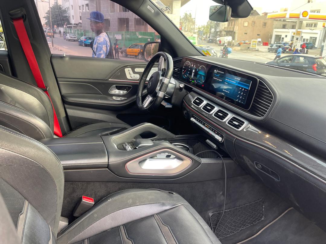 🔘 Marque Mercedes 
🔘modèle GLE 53 AMG
🔘Année 2021
🔘Transmission Automatique 
🔘Carburant essence ⛽️ 
Moteur V6 7 place 
Caméra de recul redar avant arrière full options salon intérieur cuir 
Climatisation bizone, mode eco 
commande au volant, siège av