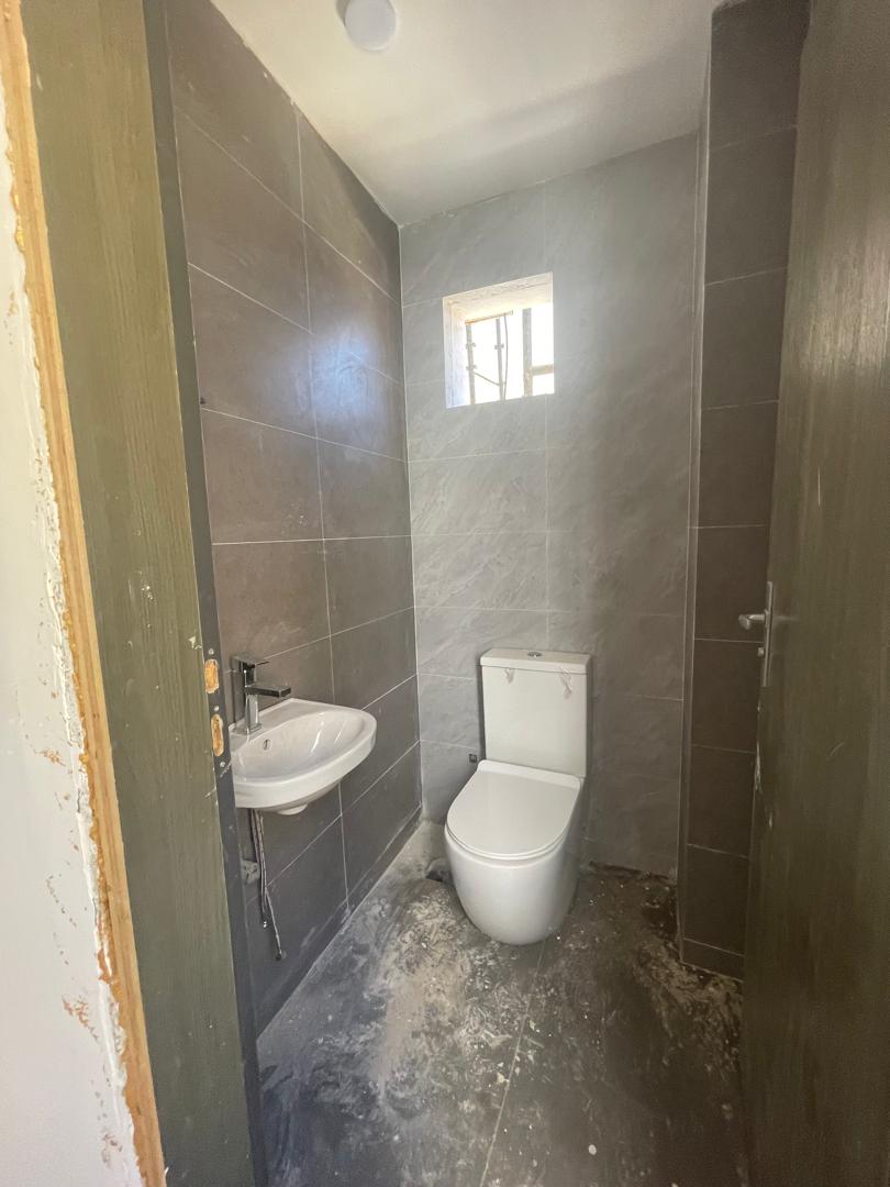 Salam aleykoum,
Opportunité rare à saisir à Cité Keur Gorgui 
Immeuble Almakhtoum R+12 composé de :
• RDC + mezzanine
• 11 niveaux de plateaux de bureaux d’environ 500 m2 par étage
• Chaque pallier dispose de salles d’eau et d’une kitchenette
• Penthouse