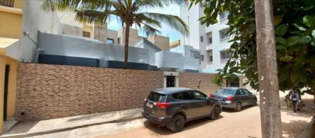 Cité Air Afrique – Nord Foire (Yoff)
 Derrière la maison de Wally Seck
Superficie : 300 m2