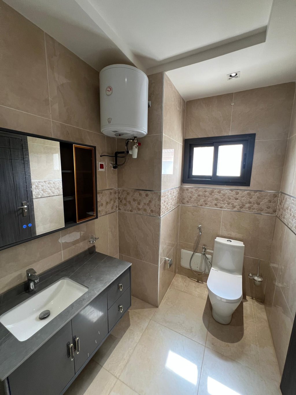 Résidence California – Immeuble R+5 (Aux Almadies) Vente exclusive de l’immeuble entier
	•	Prix : 5Milliards