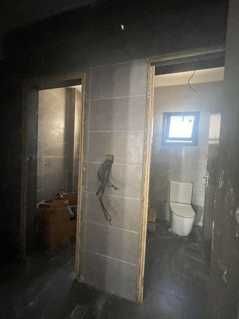 Salam aleykoum,
Opportunité rare à saisir à Cité Keur Gorgui 
Immeuble Almakhtoum R+12 composé de :
• RDC + mezzanine
• 11 niveaux de plateaux de bureaux d’environ 500 m2 par étage
• Chaque pallier dispose de salles d’eau et d’une kitchenette
• Penthouse