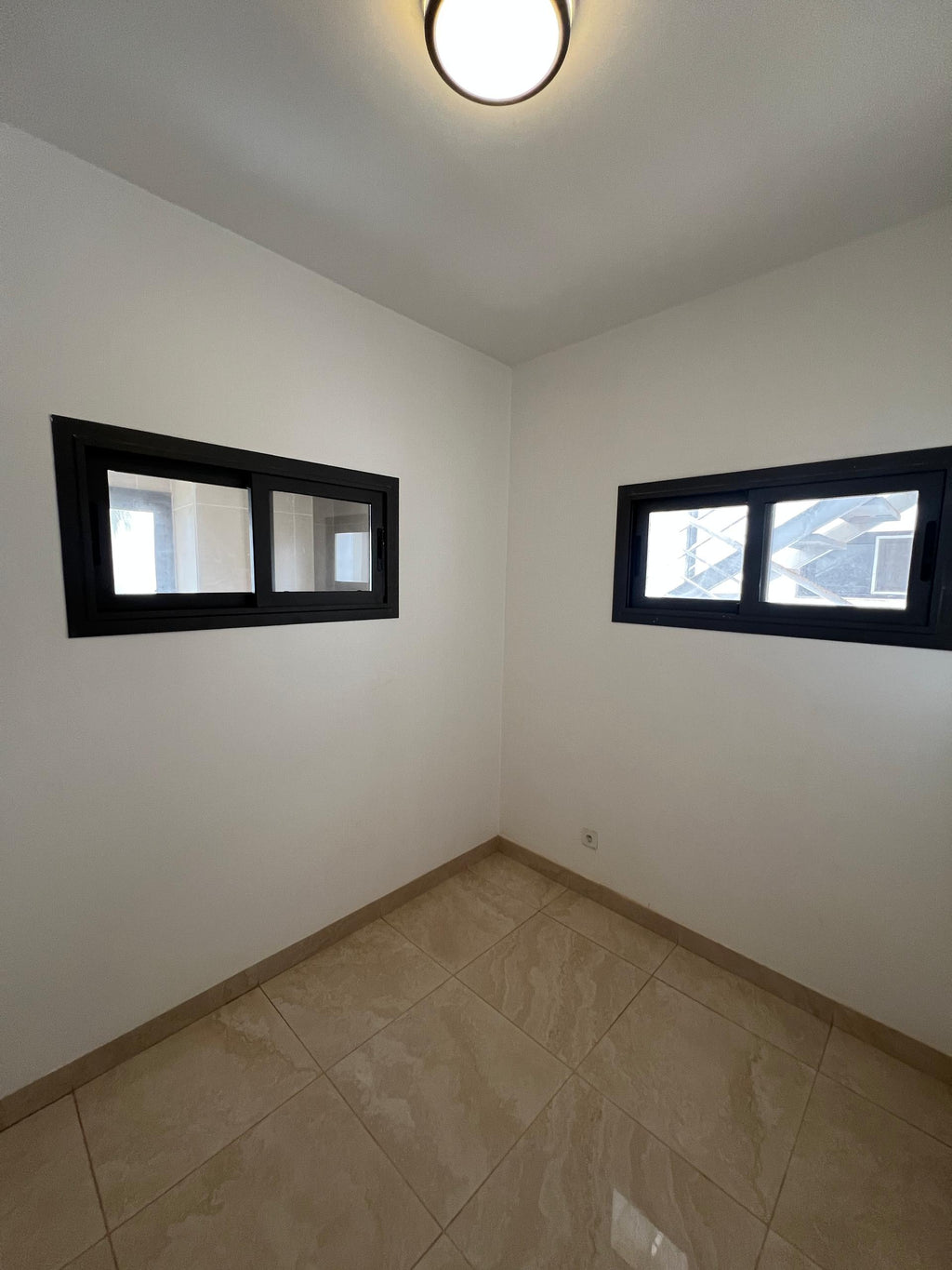 Résidence California – Immeuble R+5 (Aux Almadies) Vente exclusive de l’immeuble entier
	•	Prix : 5Milliards