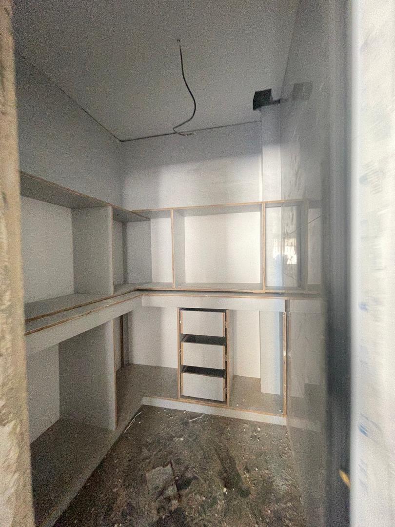 Salam aleykoum,
Opportunité rare à saisir à Cité Keur Gorgui 
Immeuble Almakhtoum R+12 composé de :
• RDC + mezzanine
• 11 niveaux de plateaux de bureaux d’environ 500 m2 par étage
• Chaque pallier dispose de salles d’eau et d’une kitchenette
• Penthouse