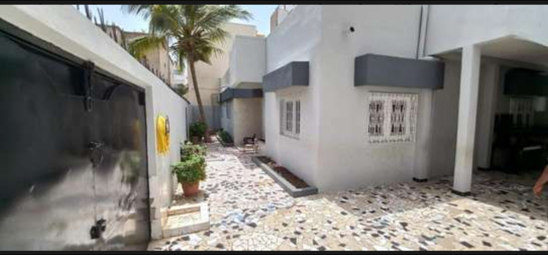 Cité Air Afrique – Nord Foire (Yoff)
 Derrière la maison de Wally Seck
Superficie : 300 m2