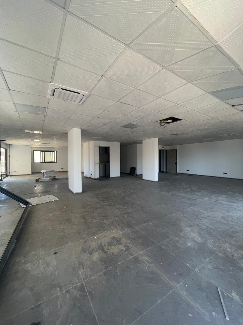 Salam aleykoum,
Opportunité rare à saisir à Cité Keur Gorgui 
Immeuble Almakhtoum R+12 composé de :
• RDC + mezzanine
• 11 niveaux de plateaux de bureaux d’environ 500 m2 par étage
• Chaque pallier dispose de salles d’eau et d’une kitchenette
• Penthouse