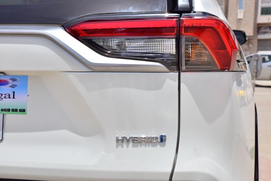 🔘 Marque Toyota
🔘modèle RAV4 
🔘Année 2021
Kilomètres 69260
🔘Transmission Automatique 
🔘Carburant essence hybride ⛽️ 
Moteur 4cylindres  
Caméra de recul redar avant arrière salon intérieur cuir full options toit panoramique 
Climatisation bizone.