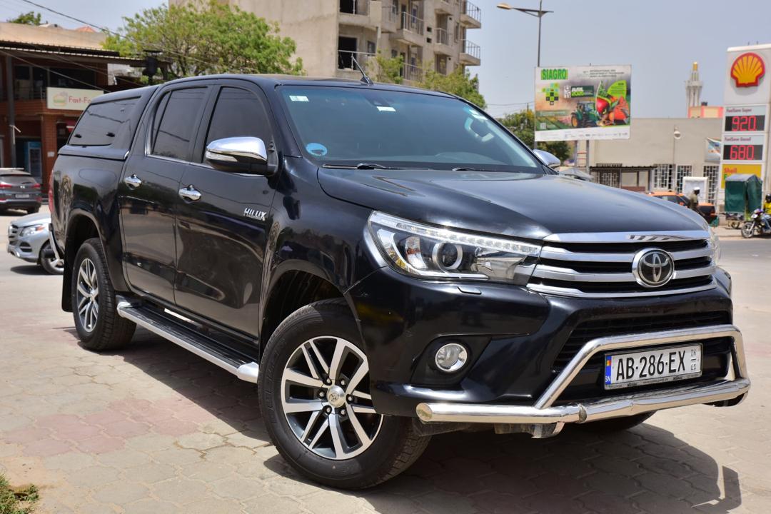 🔘 Marque Toyota
🔘modèle HILUX
🔘Année 2017
Kilomètres 93760
🔘Transmission Automatique 
🔘Carburant Diesel ⛽️ 
Moteur 4cylindres  D4D 
Caméra de recul redar avant arrière salon intérieur cuir full options 
Climatisation bizone, mode eco 
commande au vol