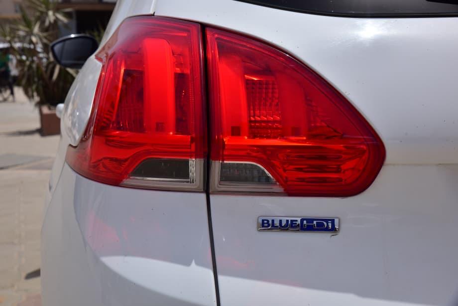 🔘 Marque Peugeot 
🔘modèle 2008
🔘Année 2017
Kilomètres 125461
🔘Transmission Automatique 
🔘Carburant Diesel ⛽️ 
Moteur 4cylindres  DV6C
Caméra de recul redar avant arrière salon intérieur cuir 
Climatisation bizone, mode eco 
commande au volant, siège