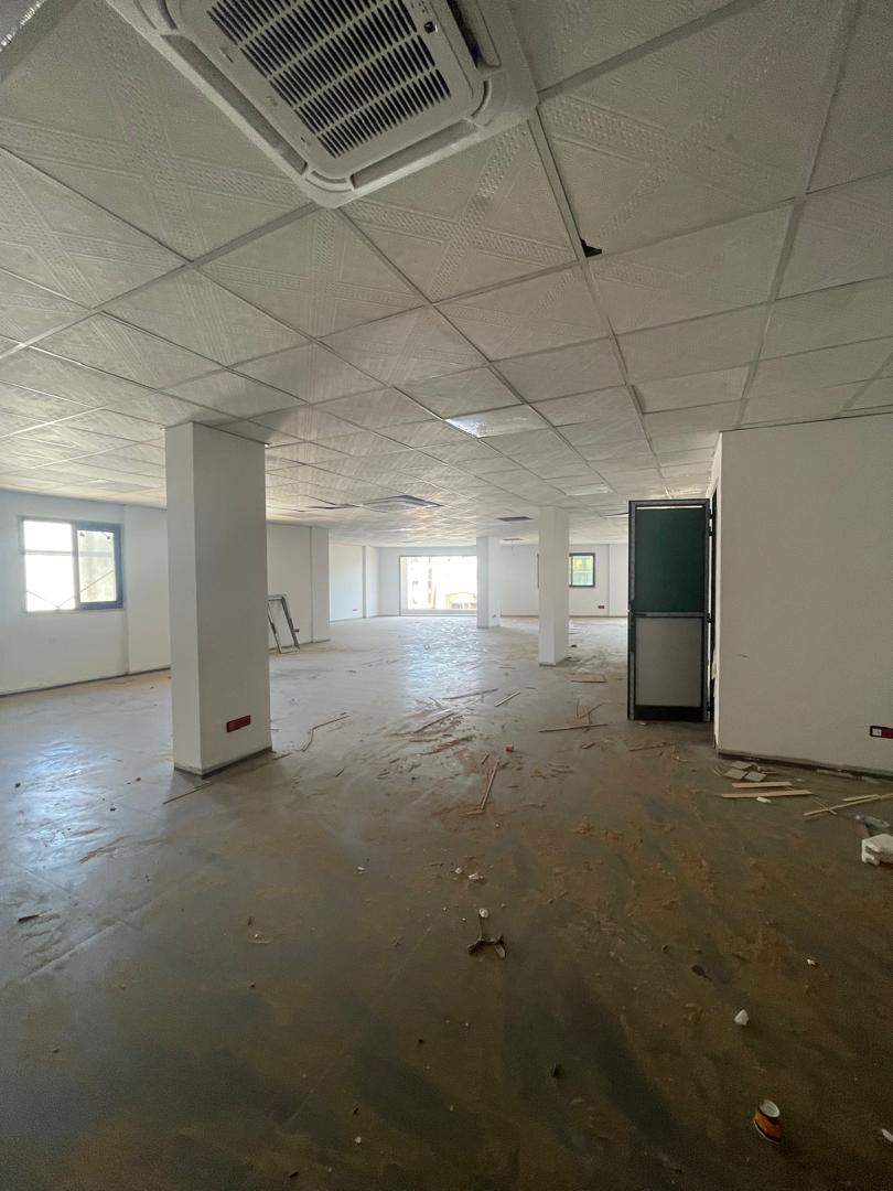 Salam aleykoum,
Opportunité rare à saisir à Cité Keur Gorgui 
Immeuble Almakhtoum R+12 composé de :
• RDC + mezzanine
• 11 niveaux de plateaux de bureaux d’environ 500 m2 par étage
• Chaque pallier dispose de salles d’eau et d’une kitchenette
• Penthouse