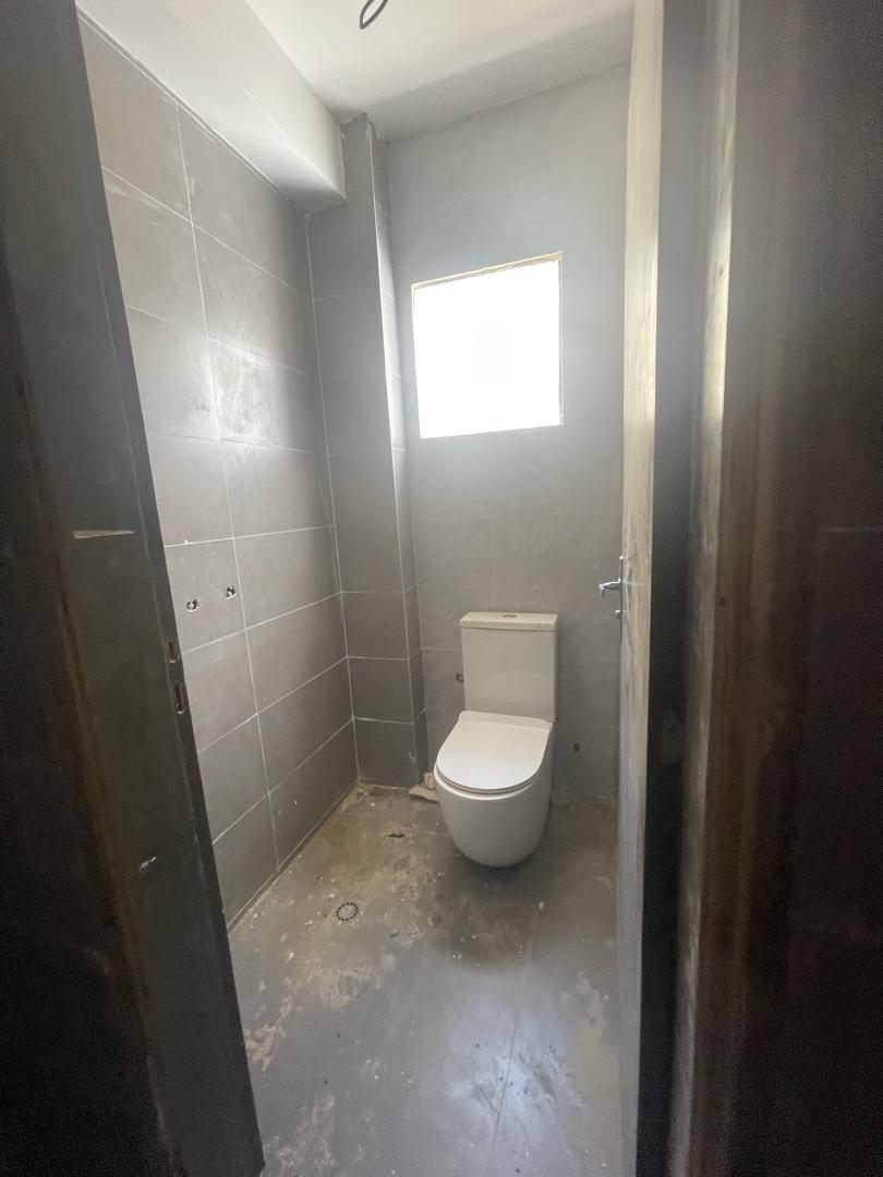 Salam aleykoum,
Opportunité rare à saisir à Cité Keur Gorgui 
Immeuble Almakhtoum R+12 composé de :
• RDC + mezzanine
• 11 niveaux de plateaux de bureaux d’environ 500 m2 par étage
• Chaque pallier dispose de salles d’eau et d’une kitchenette
• Penthouse