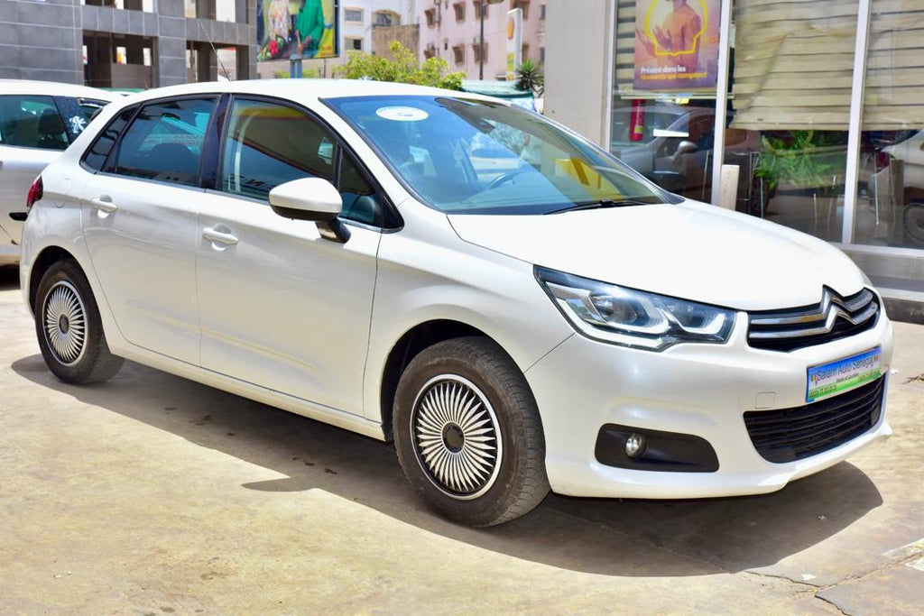 🔘 Marque Citroën 
🔘modèle C4
🔘Année 2018
🔘Transmission manuel 
🔘Carburant diesel ⛽️ 
Moteur 4cylindres boîte intelligent 
Caméra de recul redar avant arrière salon tissu perforé 
Climatisation bizone, mode eco 
commande au volant, siège avec chauffag