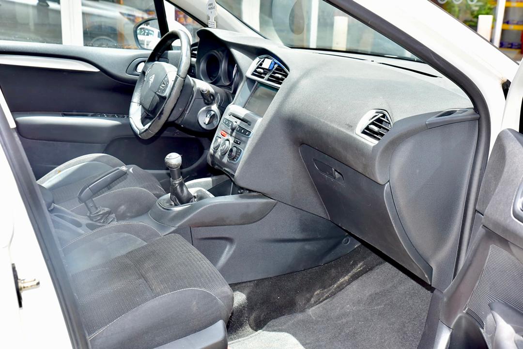 🔘 Marque Citroën 
🔘modèle C4
🔘Année 2018
🔘Transmission manuel 
🔘Carburant diesel ⛽️ 
Moteur 4cylindres boîte intelligent 
Caméra de recul redar avant arrière salon tissu perforé 
Climatisation bizone, mode eco 
commande au volant, siège avec chauffag