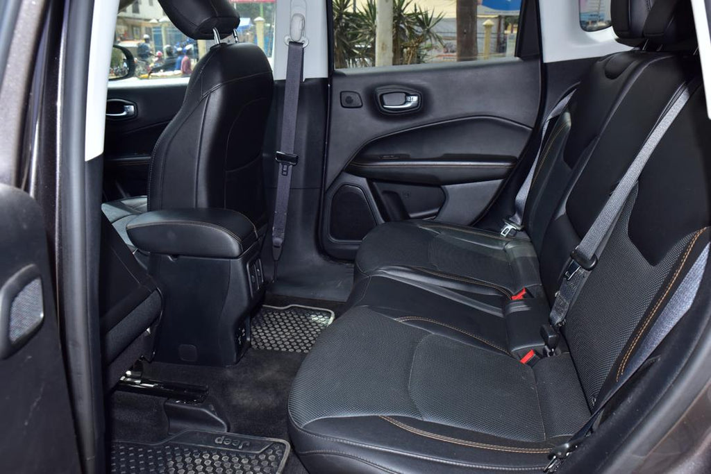 🔘 Marque JEEP 
🔘modèle Compass 
🔘Année 2017
Limited 
🔘Transmission Automatique 
🔘Carburant Diesel ⛽️ 
Moteur 4cylindres  
Caméra de recul redar avant arrière salon intérieur cuir full options toit ouvrant 
Climatisation bizone, mode eco 
commande au