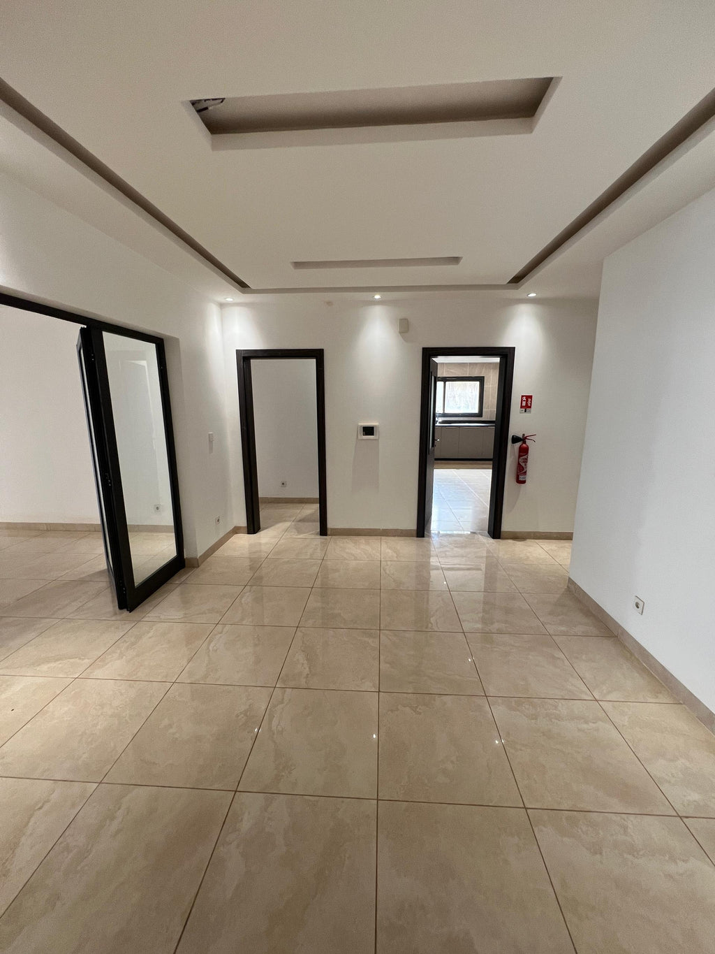 Résidence California – Immeuble R+5 (Aux Almadies) Vente exclusive de l’immeuble entier
	•	Prix : 5Milliards