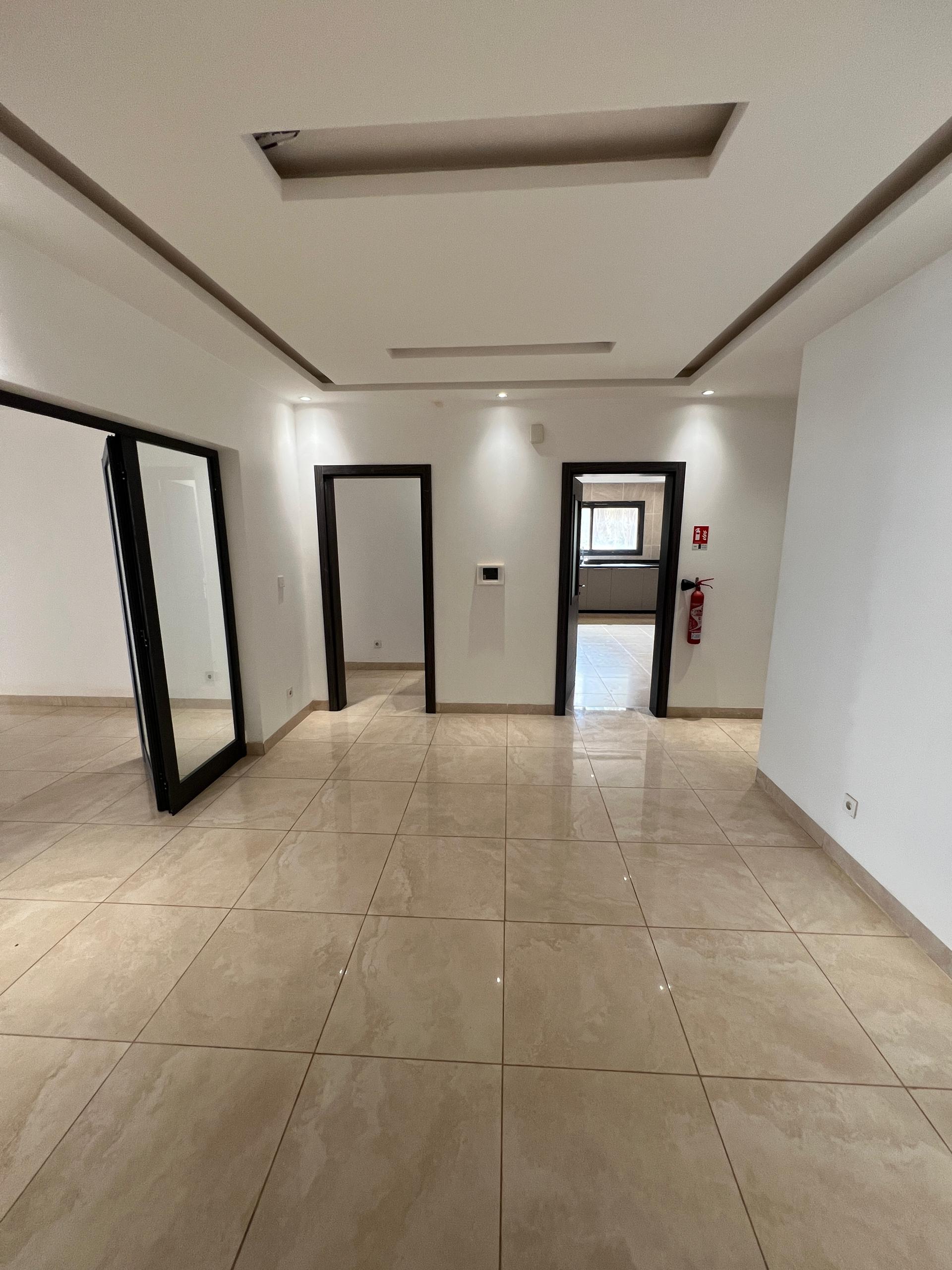 Résidence California – Immeuble R+5 (Aux Almadies) Vente exclusive de l’immeuble entier
	•	Prix : 5Milliards
