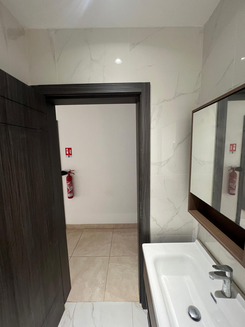 Résidence California – Immeuble R+5 (Aux Almadies) Vente exclusive de l’immeuble entier
	•	Prix : 5Milliards