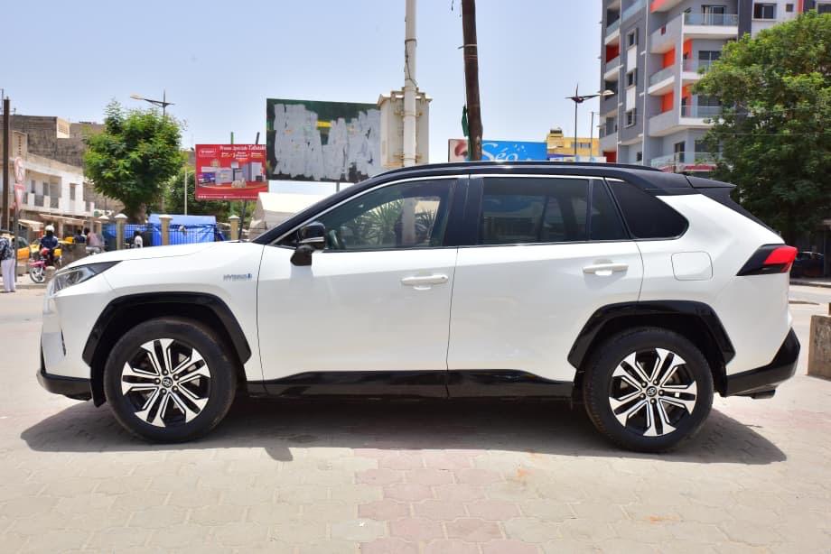 🔘 Marque Toyota
🔘modèle RAV4 
🔘Année 2021
Kilomètres 69260
🔘Transmission Automatique 
🔘Carburant essence hybride ⛽️ 
Moteur 4cylindres  
Caméra de recul redar avant arrière salon intérieur cuir full options toit panoramique 
Climatisation bizone.
