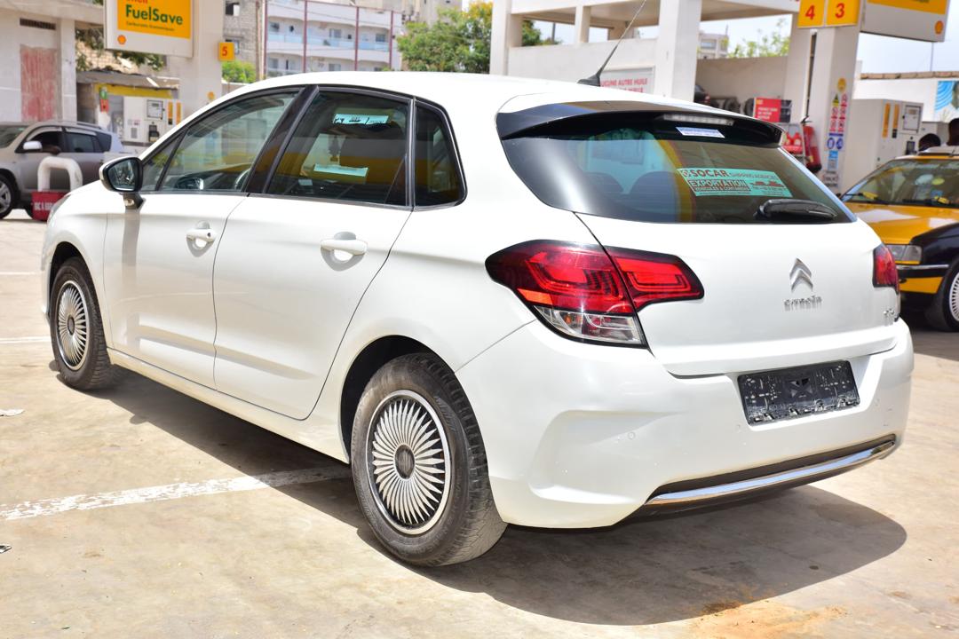 🔘 Marque Citroën 
🔘modèle C4
🔘Année 2018
🔘Transmission manuel 
🔘Carburant diesel ⛽️ 
Moteur 4cylindres boîte intelligent 
Caméra de recul redar avant arrière salon tissu perforé 
Climatisation bizone, mode eco 
commande au volant, siège avec chauffag