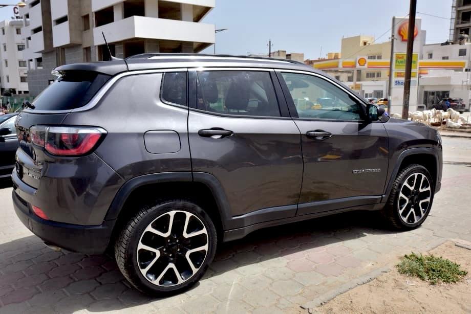 🔘 Marque JEEP 
🔘modèle Compass 
🔘Année 2017
Limited 
🔘Transmission Automatique 
🔘Carburant Diesel ⛽️ 
Moteur 4cylindres  
Caméra de recul redar avant arrière salon intérieur cuir full options toit ouvrant 
Climatisation bizone, mode eco 
commande au