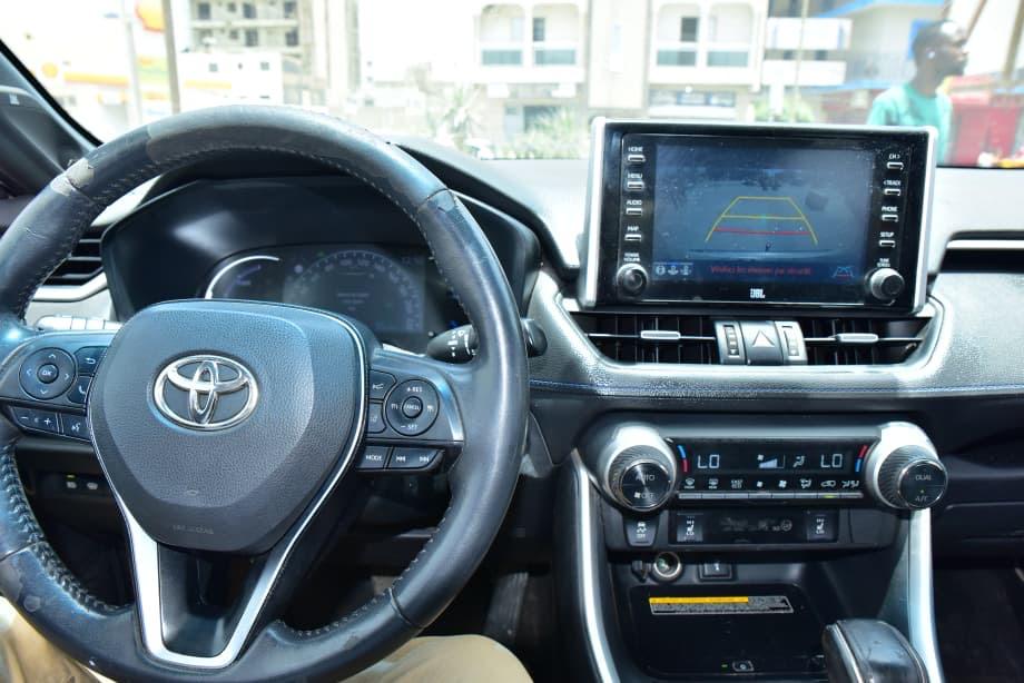 🔘 Marque Toyota
🔘modèle RAV4 
🔘Année 2021
Kilomètres 69260
🔘Transmission Automatique 
🔘Carburant essence hybride ⛽️ 
Moteur 4cylindres  
Caméra de recul redar avant arrière salon intérieur cuir full options toit panoramique 
Climatisation bizone.