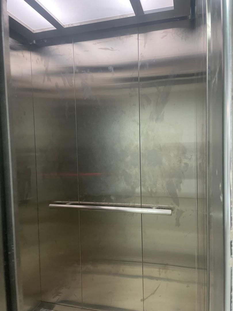 Salam aleykoum,
Opportunité rare à saisir à Cité Keur Gorgui 
Immeuble Almakhtoum R+12 composé de :
• RDC + mezzanine
• 11 niveaux de plateaux de bureaux d’environ 500 m2 par étage
• Chaque pallier dispose de salles d’eau et d’une kitchenette
• Penthouse