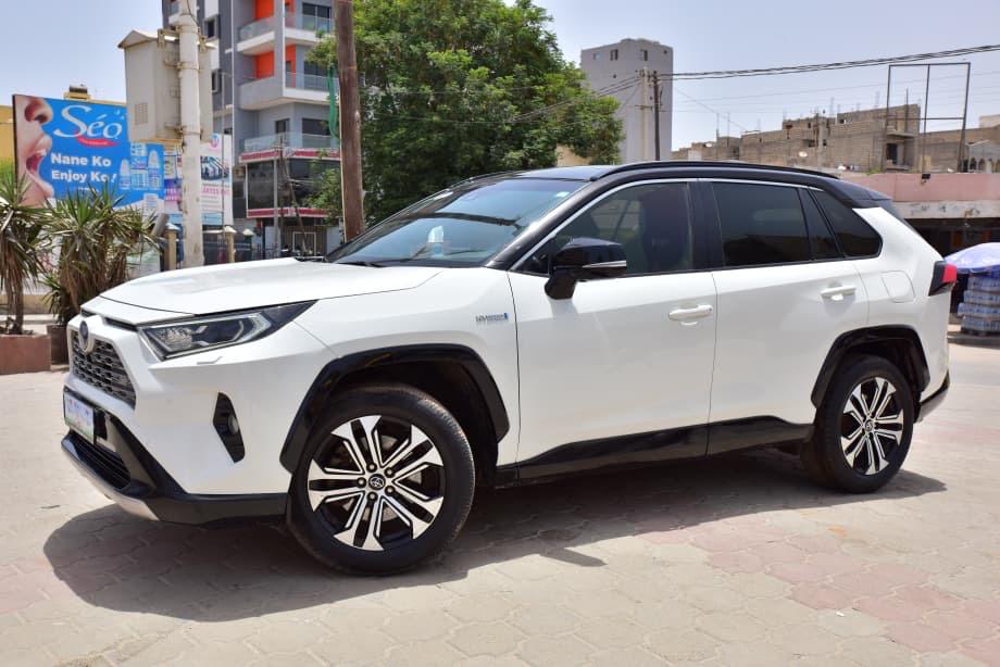 🔘 Marque Toyota
🔘modèle RAV4 
🔘Année 2021
Kilomètres 69260
🔘Transmission Automatique 
🔘Carburant essence hybride ⛽️ 
Moteur 4cylindres  
Caméra de recul redar avant arrière salon intérieur cuir full options toit panoramique 
Climatisation bizone.
