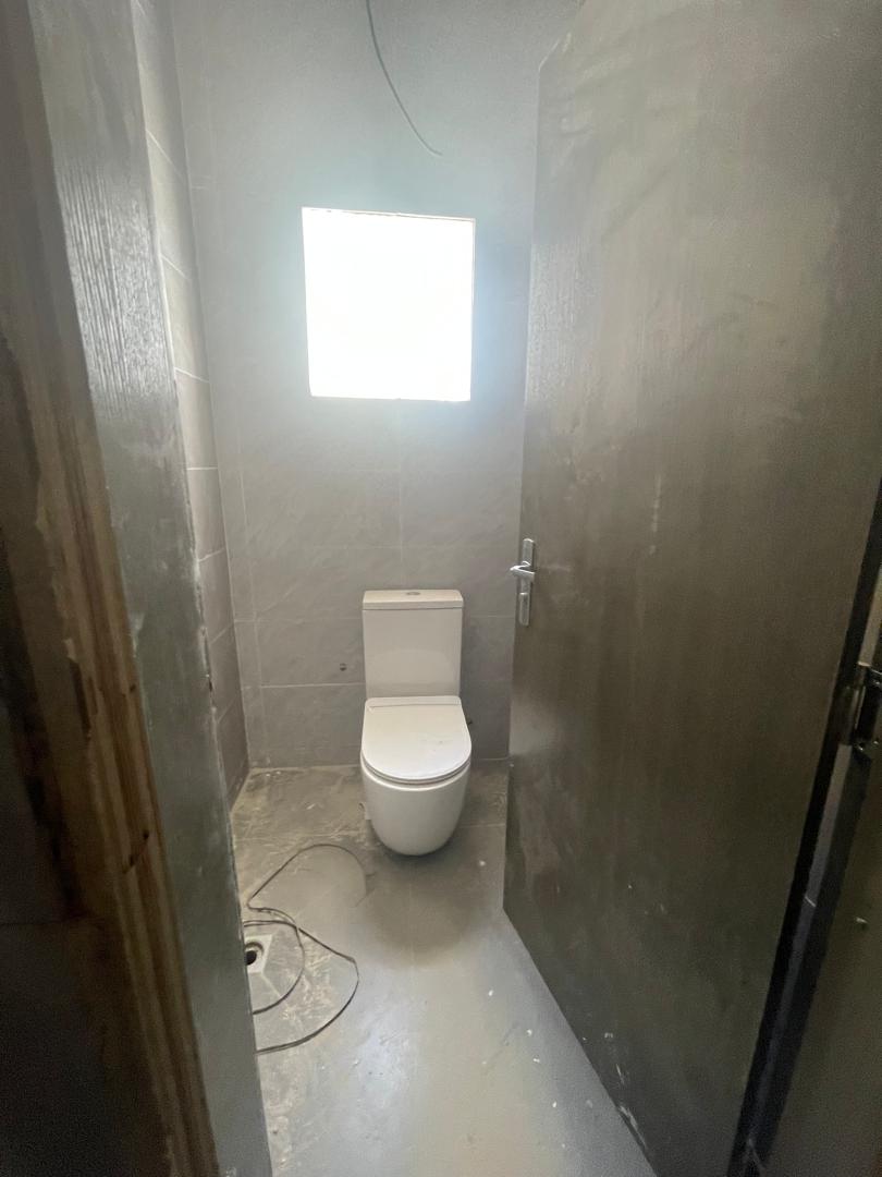 Salam aleykoum,
Opportunité rare à saisir à Cité Keur Gorgui 
Immeuble Almakhtoum R+12 composé de :
• RDC + mezzanine
• 11 niveaux de plateaux de bureaux d’environ 500 m2 par étage
• Chaque pallier dispose de salles d’eau et d’une kitchenette
• Penthouse