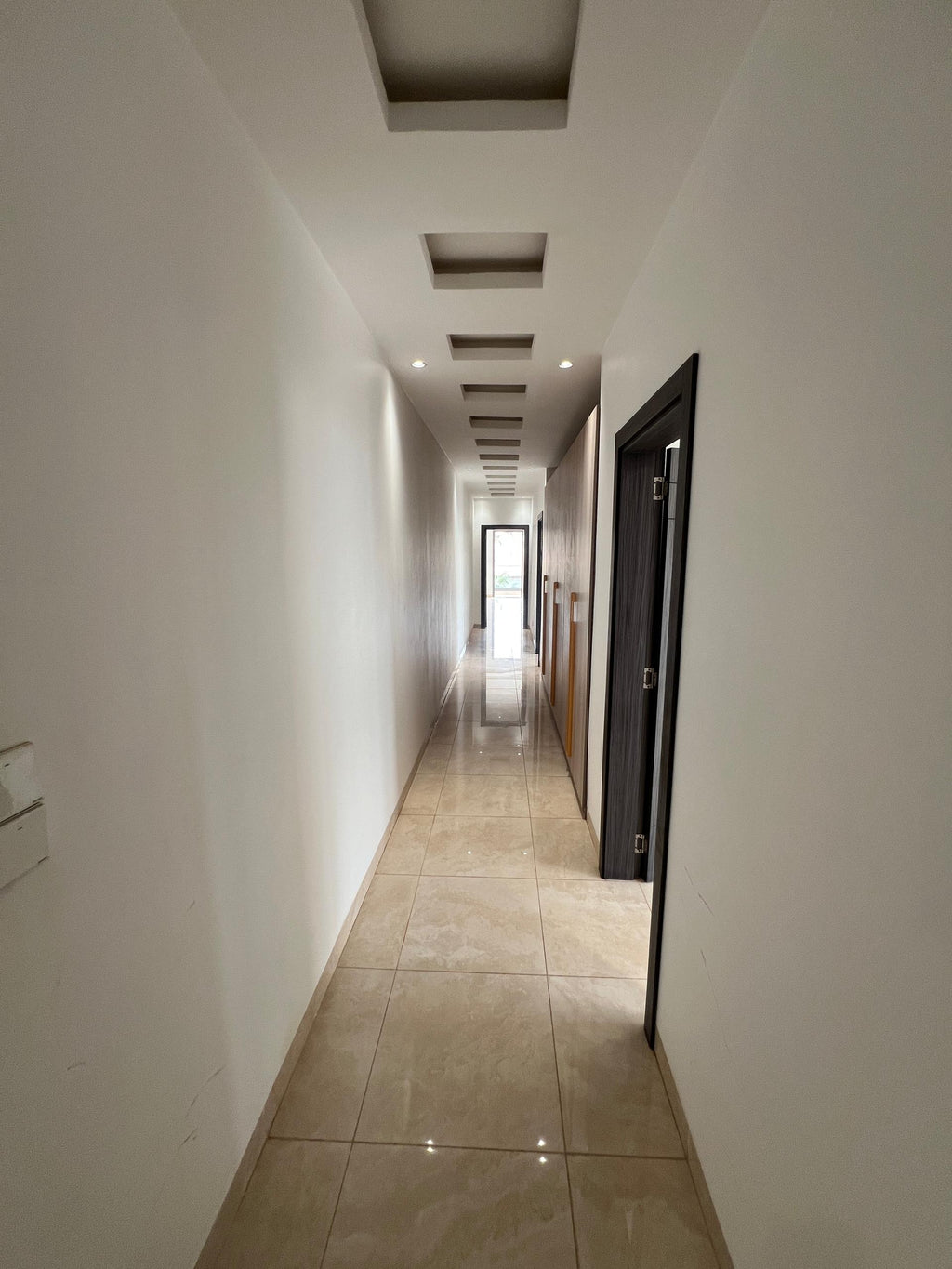 Résidence California – Immeuble R+5 (Aux Almadies) Vente exclusive de l’immeuble entier
	•	Prix : 5Milliards