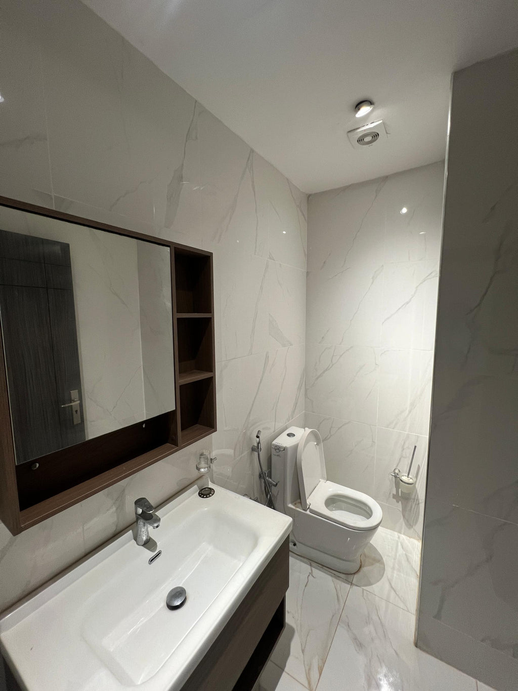 Résidence California – Immeuble R+5 (Aux Almadies) Vente exclusive de l’immeuble entier
	•	Prix : 5Milliards