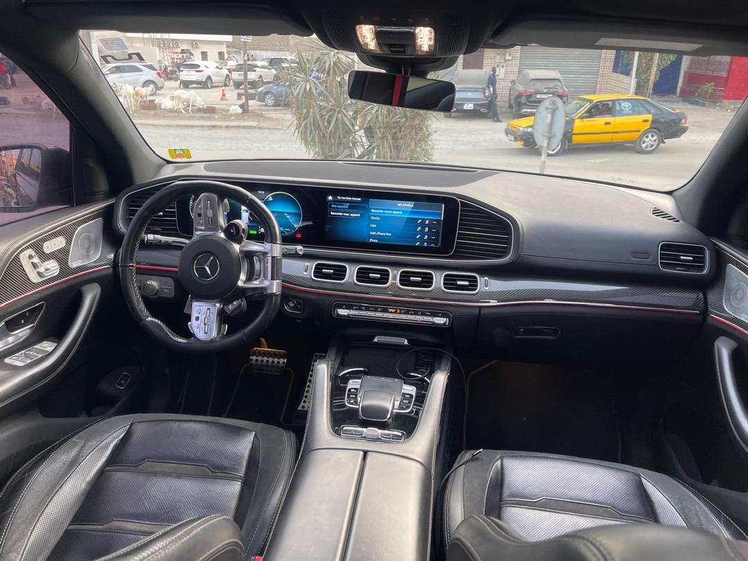 🔘 Marque Mercedes 
🔘modèle GLE 53 AMG
🔘Année 2021
🔘Transmission Automatique 
🔘Carburant essence ⛽️ 
Moteur V6 7 place 
Caméra de recul redar avant arrière full options salon intérieur cuir 
Climatisation bizone, mode eco 
commande au volant, siège av