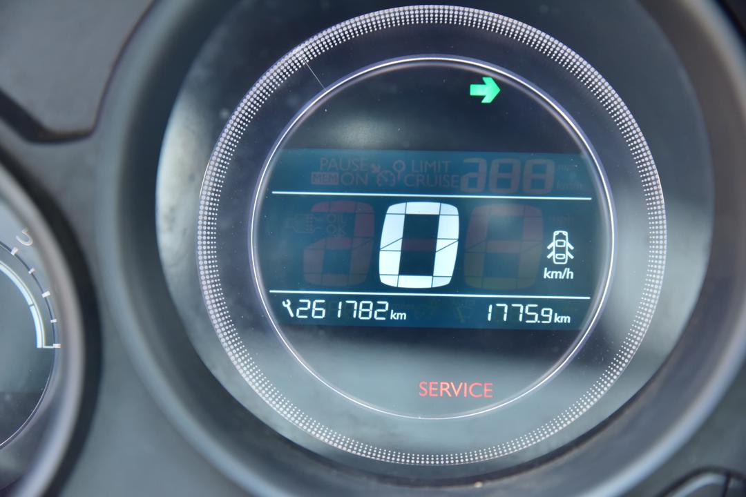 🔘 Marque Citroën 
🔘modèle C4
🔘Année 2018
🔘Transmission manuel 
🔘Carburant diesel ⛽️ 
Moteur 4cylindres boîte intelligent 
Caméra de recul redar avant arrière salon tissu perforé 
Climatisation bizone, mode eco 
commande au volant, siège avec chauffag