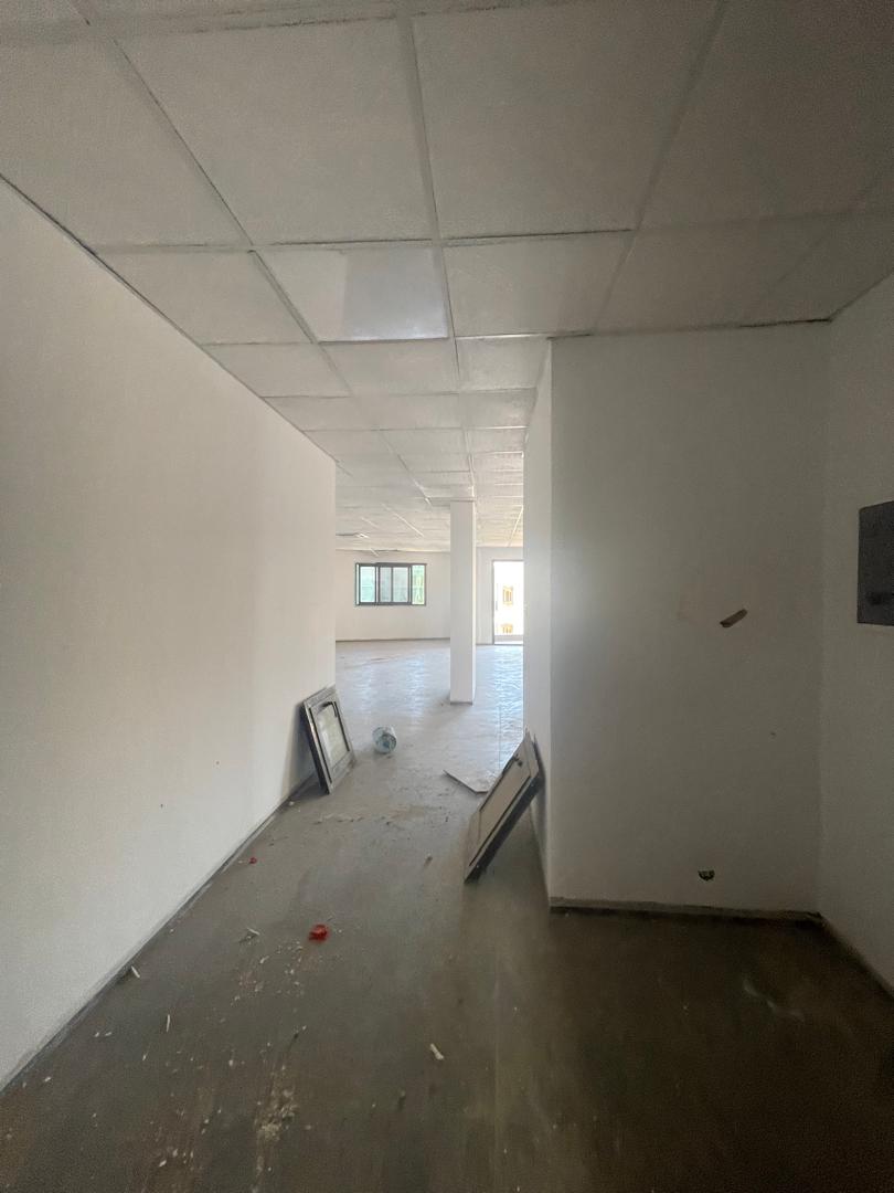 Salam aleykoum,
Opportunité rare à saisir à Cité Keur Gorgui 
Immeuble Almakhtoum R+12 composé de :
• RDC + mezzanine
• 11 niveaux de plateaux de bureaux d’environ 500 m2 par étage
• Chaque pallier dispose de salles d’eau et d’une kitchenette
• Penthouse