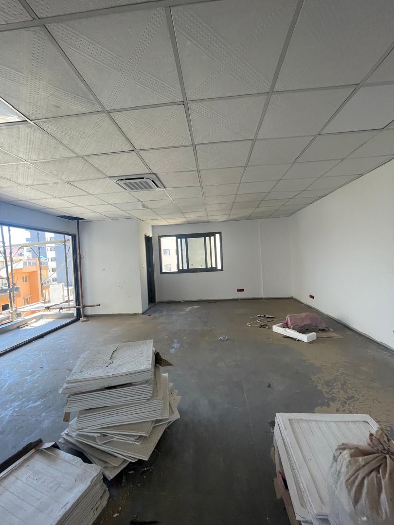 Salam aleykoum,
Opportunité rare à saisir à Cité Keur Gorgui 
Immeuble Almakhtoum R+12 composé de :
• RDC + mezzanine
• 11 niveaux de plateaux de bureaux d’environ 500 m2 par étage
• Chaque pallier dispose de salles d’eau et d’une kitchenette
• Penthouse
