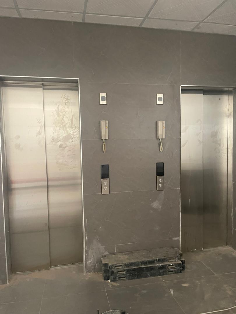 Salam aleykoum,
Opportunité rare à saisir à Cité Keur Gorgui 
Immeuble Almakhtoum R+12 composé de :
• RDC + mezzanine
• 11 niveaux de plateaux de bureaux d’environ 500 m2 par étage
• Chaque pallier dispose de salles d’eau et d’une kitchenette
• Penthouse