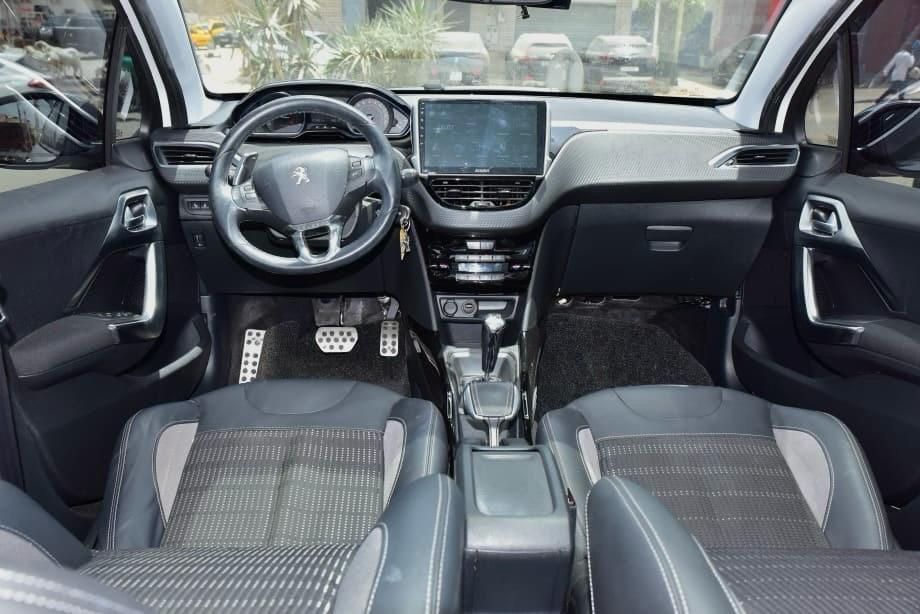 🔘 Marque Peugeot 
🔘modèle 2008
🔘Année 2017
Kilomètres 125461
🔘Transmission Automatique 
🔘Carburant Diesel ⛽️ 
Moteur 4cylindres  DV6C
Caméra de recul redar avant arrière salon intérieur cuir 
Climatisation bizone, mode eco 
commande au volant, siège