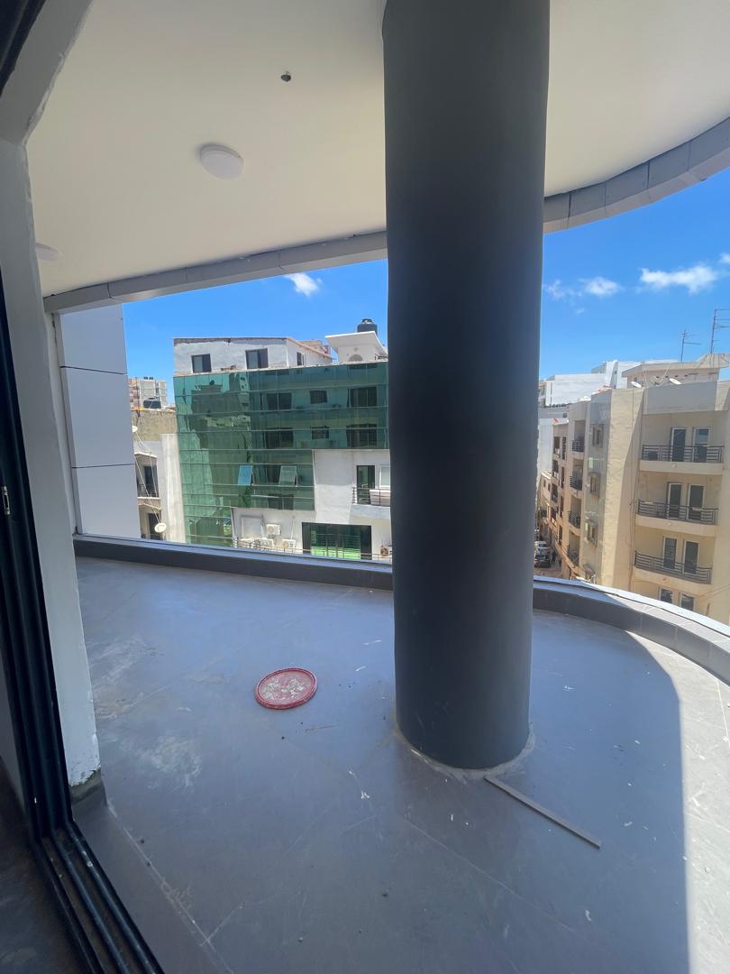 Salam aleykoum,
Opportunité rare à saisir à Cité Keur Gorgui 
Immeuble Almakhtoum R+12 composé de :
• RDC + mezzanine
• 11 niveaux de plateaux de bureaux d’environ 500 m2 par étage
• Chaque pallier dispose de salles d’eau et d’une kitchenette
• Penthouse