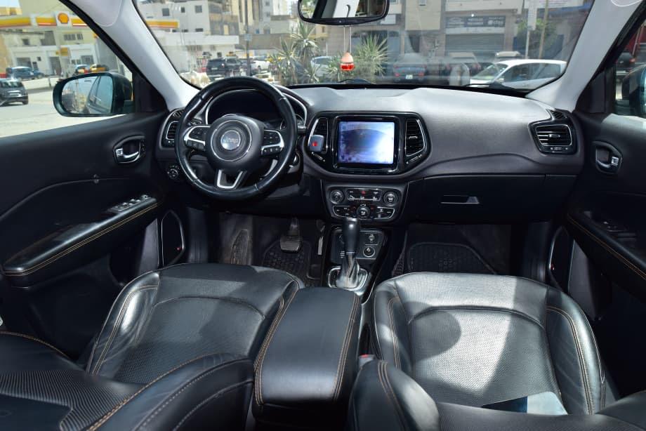 🔘 Marque JEEP 
🔘modèle Compass 
🔘Année 2017
Limited 
🔘Transmission Automatique 
🔘Carburant Diesel ⛽️ 
Moteur 4cylindres  
Caméra de recul redar avant arrière salon intérieur cuir full options toit ouvrant 
Climatisation bizone, mode eco 
commande au
