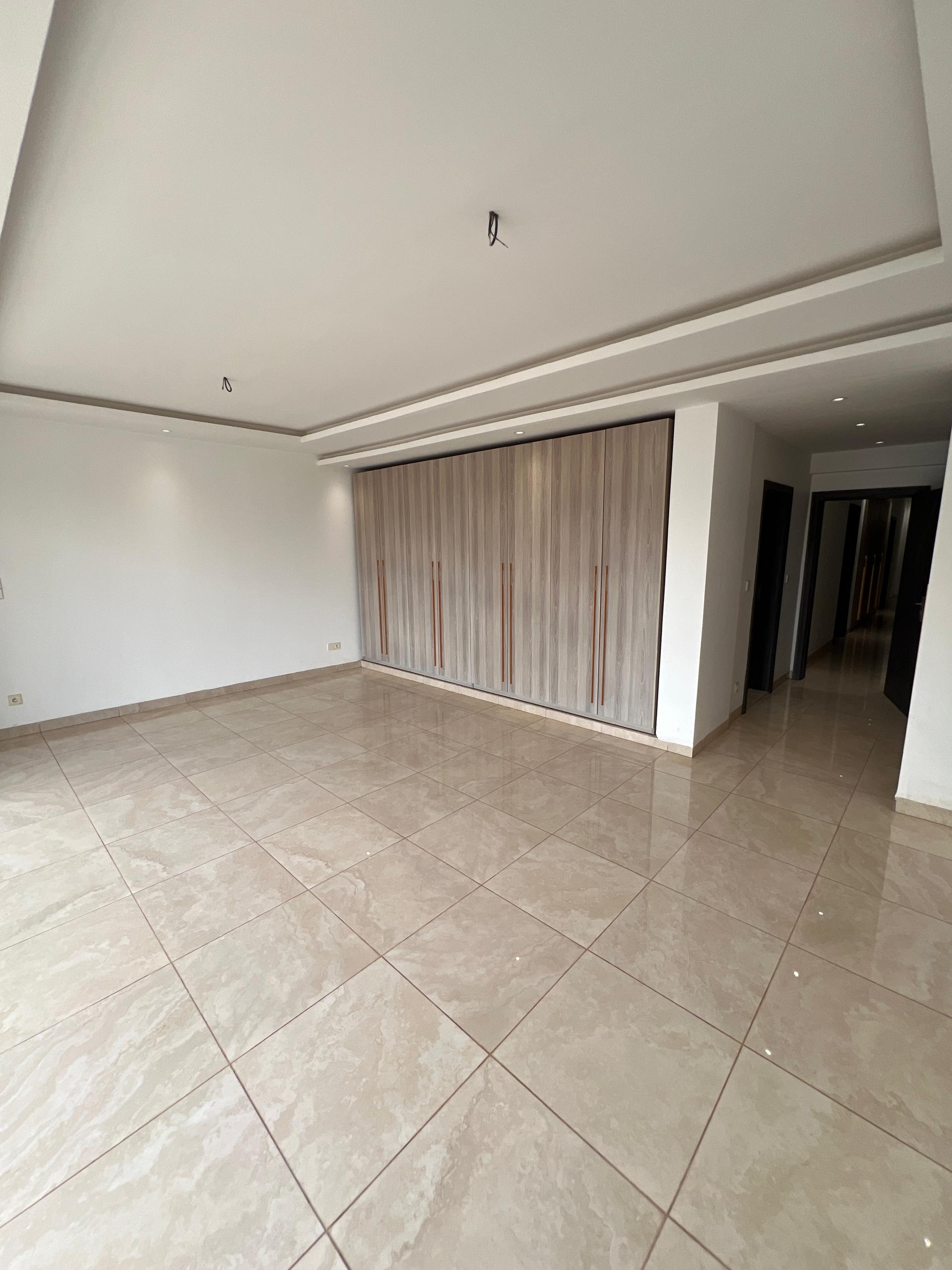 Résidence California – Immeuble R+5 (Aux Almadies) Vente exclusive de l’immeuble entier
	•	Prix : 5Milliards