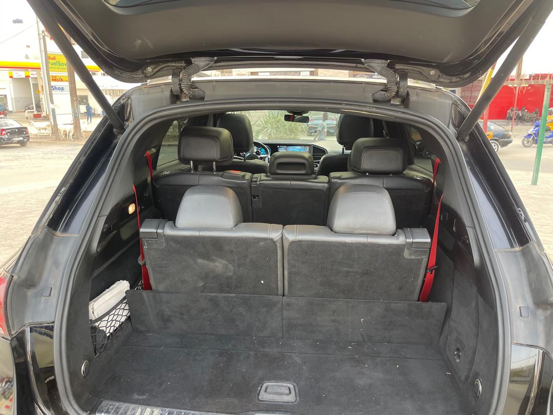 🔘 Marque Mercedes 
🔘modèle GLE 53 AMG
🔘Année 2021
🔘Transmission Automatique 
🔘Carburant essence ⛽️ 
Moteur V6 7 place 
Caméra de recul redar avant arrière full options salon intérieur cuir 
Climatisation bizone, mode eco 
commande au volant, siège av