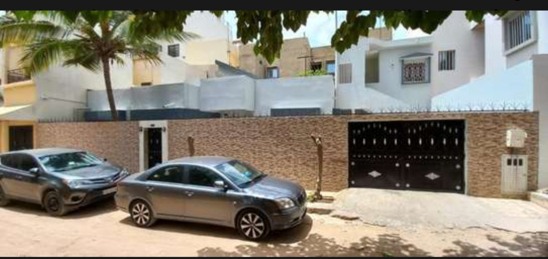 Cité Air Afrique – Nord Foire (Yoff)
 Derrière la maison de Wally Seck
Superficie : 300 m2