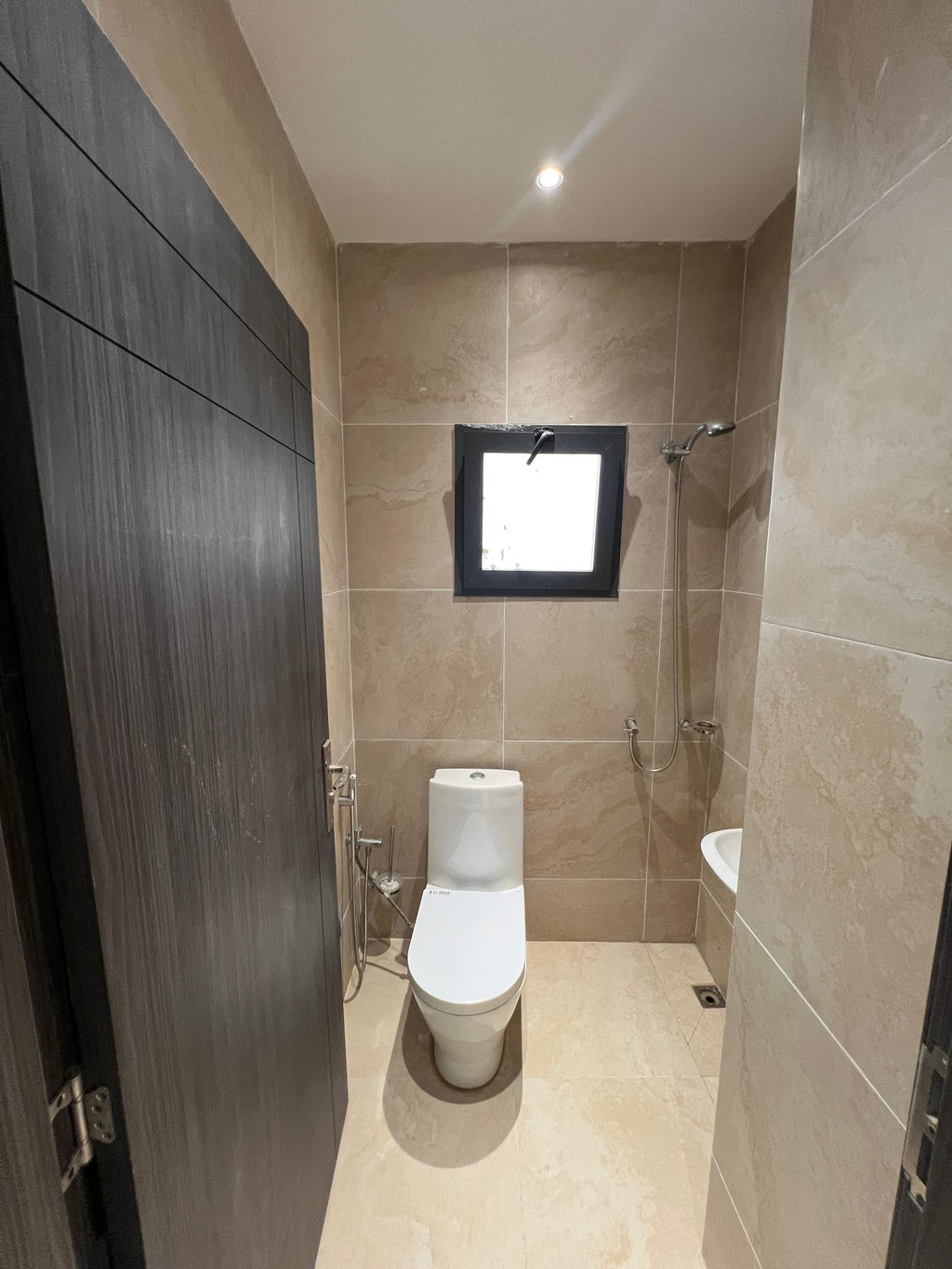 Résidence California – Immeuble R+5 (Aux Almadies) Vente exclusive de l’immeuble entier
	•	Prix : 5Milliards
