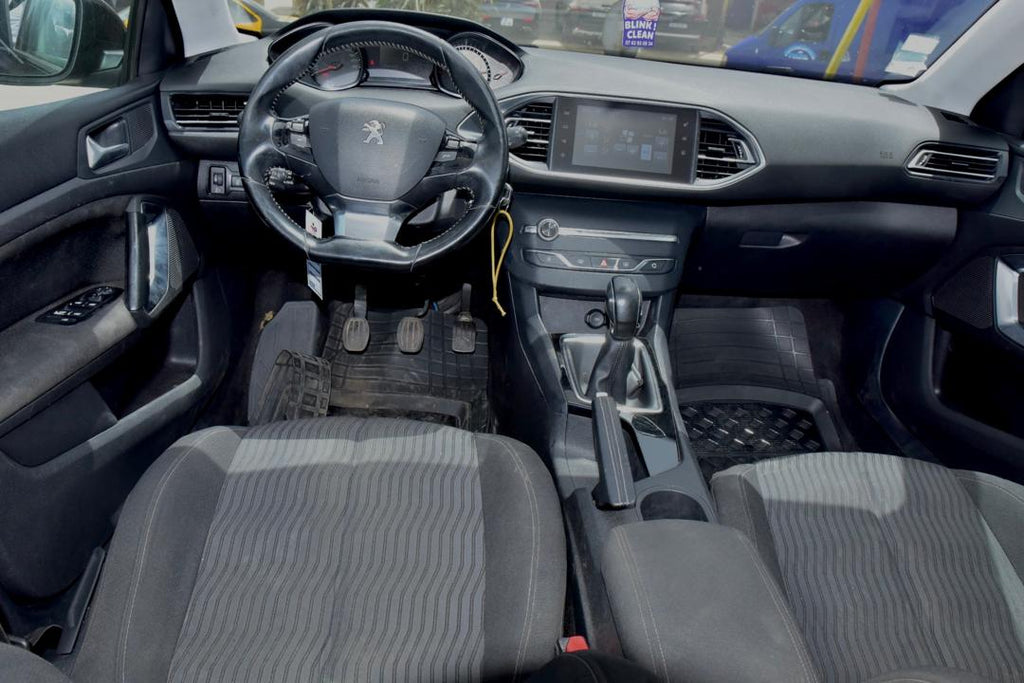 🔘 Marque Peugeot 
🔘modèle 308 t9
🔘Année 2017

🔘Transmission Manuelle 
🔘Carburant Diesel ⛽️ 
Moteur 4cylindres  DV6C
Caméra de recul redar avant arrière salon intérieur  tissu 
Climatisation bizone, mode eco 
commande au volant, siège avec chauffage