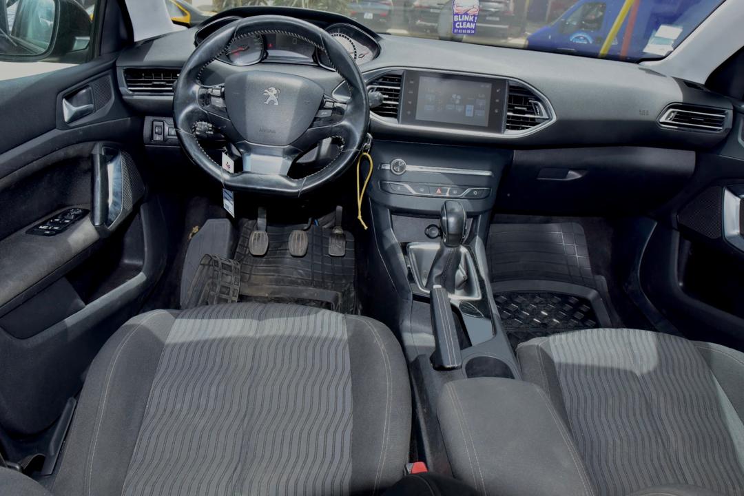 🔘 Marque Peugeot 
🔘modèle 308 t9
🔘Année 2017

🔘Transmission Manuelle 
🔘Carburant Diesel ⛽️ 
Moteur 4cylindres  DV6C
Caméra de recul redar avant arrière salon intérieur  tissu 
Climatisation bizone, mode eco 
commande au volant, siège avec chauffage