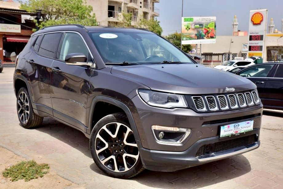 🔘 Marque JEEP 
🔘modèle Compass 
🔘Année 2017
Limited 
🔘Transmission Automatique 
🔘Carburant Diesel ⛽️ 
Moteur 4cylindres  
Caméra de recul redar avant arrière salon intérieur cuir full options toit ouvrant 
Climatisation bizone, mode eco 
commande au